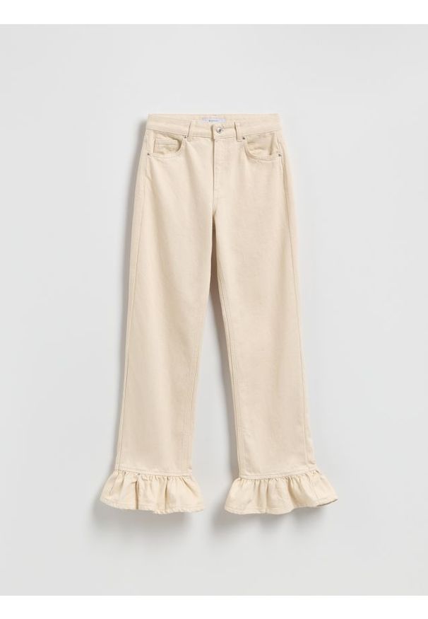 Reserved - Jeansy z falbankami - kremowy. Kolor: kremowy