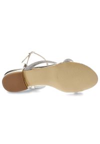 Złote Sandały Bayla Eleganckie Płaskie Buty. Okazja: na imprezę, na ślub cywilny, na wesele. Zapięcie: pasek. Kolor: złoty. Materiał: lakier, skóra ekologiczna. Wzór: paski, aplikacja. Sezon: lato. Obcas: na obcasie. Styl: elegancki #5