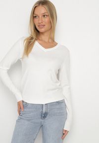 Born2be - Biały Sweter z Wiskozą i Dekoltem w Serek Olisela. Okazja: na co dzień. Typ kołnierza: dekolt w serek. Kolor: biały. Materiał: wiskoza. Styl: elegancki, casual #5