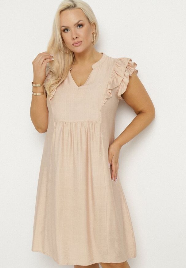 Born2be - Beżowa Sukienka Pudełkowa z Bawełną i Trójkątnym Dekoltem Ozdobiona Falbankami Vikirva. Okazja: na randkę, na co dzień. Typ kołnierza: kołnierz z falbankami. Kolekcja: plus size. Kolor: beżowy. Wzór: aplikacja. Typ sukienki: proste, dla puszystych. Materiał: bawełna. Długość rękawa: długi rękaw. Styl: klasyczny, casual, elegancki