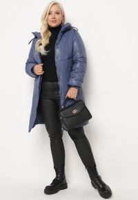 Born2be - Granatowa Kurtka z Kapturem Ozdobiona Przeszyciami ze Ściągaczami Ittasia. Okazja: na co dzień. Typ kołnierza: kaptur. Kolor: niebieski. Materiał: wełna, jeans. Wzór: aplikacja. Styl: casual, elegancki #3