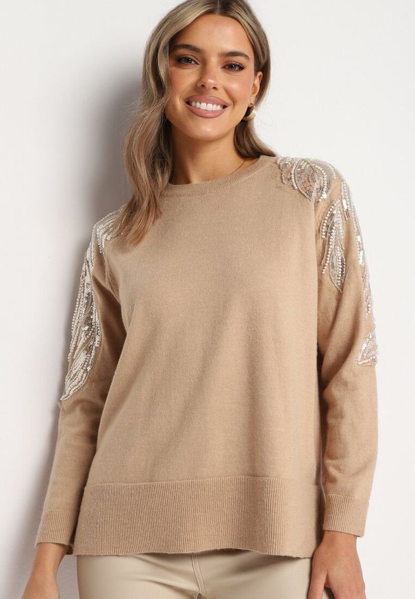 Born2be - Beżowy Sweter z Dodatkiem Modalu i Wiskozy z Perłami i Cekinami na Ramionach Ivenise. Kolor: beżowy. Materiał: wiskoza. Sezon: zima