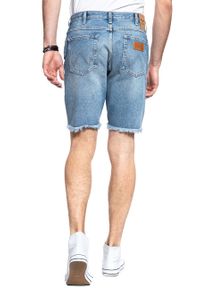 Wrangler - KRÓTKIE SPODENKI WRANGLER REGULAR SHORTS SALTED RIPS W15UER040. Materiał: jeans. Długość: krótkie. Wzór: aplikacja. Styl: retro, klasyczny