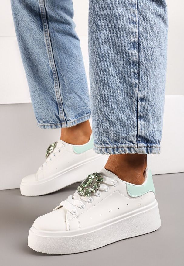 Renee - Biało-Zielone Sneakersy na Grubej Podeszwie z Ozdobną Aplikacją Kamienia Danthia. Zapięcie: sznurówki. Kolor: biały. Materiał: jeans. Wzór: aplikacja