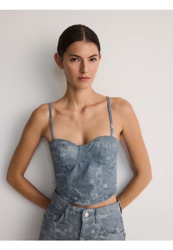 Reserved - Gorsetowy top z nadrukiem - jasnoszary. Typ kołnierza: dekolt gorset. Kolor: szary. Materiał: tkanina. Wzór: nadruk