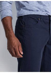 bonprix - Spodnie regular fit z bawełnianego diagonalu, straight. Kolor: niebieski. Materiał: bawełna. Styl: klasyczny #2