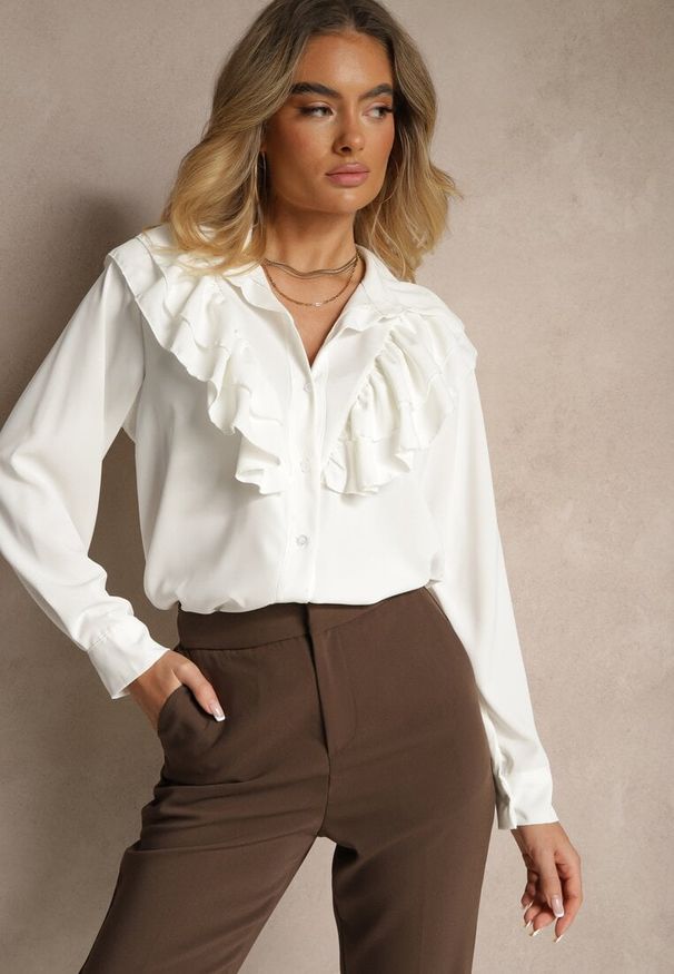 Renee - Biała Koszula Ozdobiona Falbaną Kornella. Okazja: na co dzień. Typ kołnierza: kołnierzyk klasyczny. Kolor: biały. Materiał: jeans. Wzór: aplikacja. Styl: klasyczny, casual, elegancki