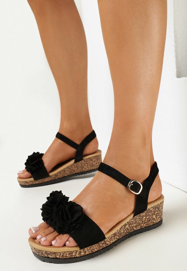 Born2be - Czarne Sandały na Korkowej Koturnie z Ozdobnym Kwiatem Einivi. Kolor: czarny. Wzór: kwiaty. Obcas: na koturnie