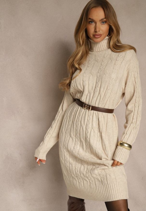 Renee - Jasnobeżowa Sukienka Sweterkowa z Golfem Wełną Bawełną i Ozdobnym Splotem Reilenea. Okazja: na imprezę. Typ kołnierza: golf. Kolor: beżowy. Materiał: wełna, bawełna. Wzór: ze splotem. Styl: elegancki