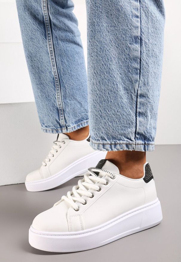 Renee - Biało-Czarne Sneakersy Ozdobione Brokatem i Drobnymi Cyrkoniami Emavia. Okazja: na co dzień. Kolor: biały. Wzór: aplikacja