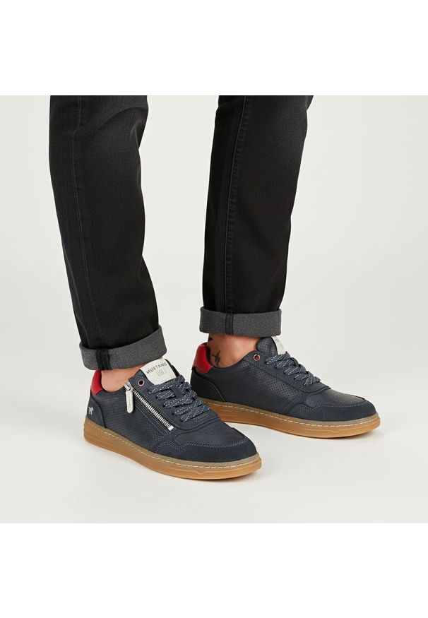 Sneakersy męskie Mustang, niska sportowa forma z wiązaniem i bocznym zamkiem wygodna podeszwa do codziennego użytkowania, granatowe, 4204-301-820. Okazja: na co dzień. Zapięcie: zamek. Kolor: niebieski. Materiał: jeans. Szerokość cholewki: normalna