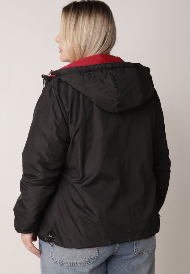 Born2be - Czerwono-Czarna Przejściowa Kurtka Dwustronna z Pikowaniem i Kapturem Azirane. Okazja: na co dzień. Typ kołnierza: kaptur. Kolekcja: plus size. Kolor: czerwony. Materiał: jeans. Styl: casual, elegancki