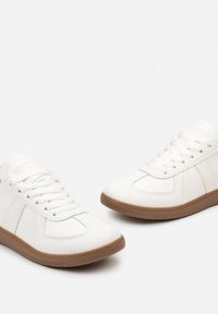 Renee - Białe Sznurowane Sneakersy na Brązowej Podeszwie z Przeszyciami Assetnima. Kolor: biały #6