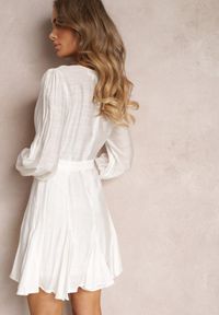 Renee - Biała Rozkloszowana Sukienka Mini z Wiązaniem w Talii Evyna. Kolor: biały. Długość: mini #4