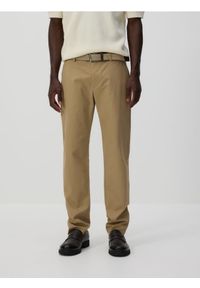 Reserved - Spodnie chino slim z paskiem - beżowy. Kolor: beżowy. Materiał: tkanina, bawełna