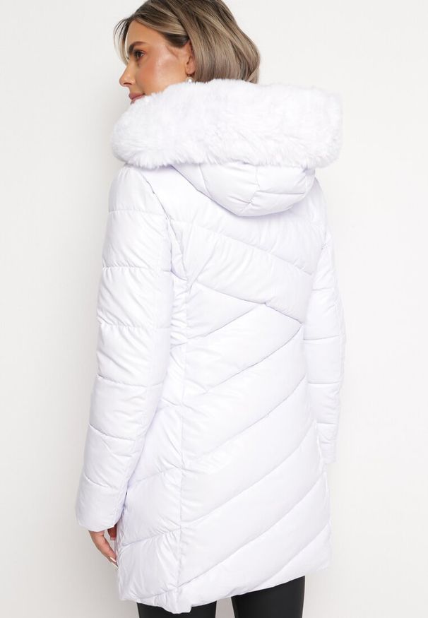 Born2be - Biała Pikowana Kurtka przed Kolano z Kapturem i Futerkiem Salasa. Typ kołnierza: kaptur. Kolor: biały. Materiał: futro. Długość: długie. Styl: elegancki