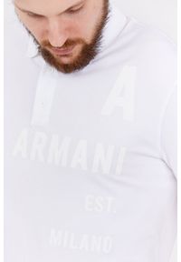Armani Exchange - ARMANI EXCHANGE Biała koszulka polo z nadrukiem. Typ kołnierza: polo. Kolor: biały. Materiał: bawełna. Wzór: nadruk