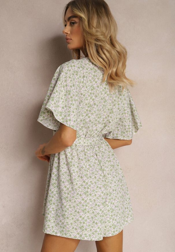 Renee - Zielony Taliowany Kombinezon z Materiałowym Paskiem i Gumką w Pasie Wykończony Guzikiem z Tyłu Penilla. Okazja: na spotkanie biznesowe. Kolor: zielony. Materiał: materiał. Wzór: aplikacja. Styl: biznesowy, klasyczny