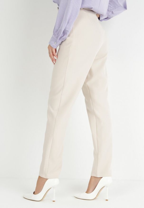 Born2be - Beżowe Spodnie Garniturowe z Paskiem Nemez. Stan: podwyższony. Kolor: beżowy. Materiał: materiał. Długość: długie