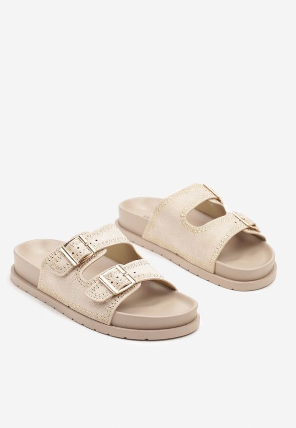 Born2be - Jasnobeżowe Klapki z Ozdobnymi Nitami i Dwoma Paskami Helziva. Okazja: na co dzień. Kolor: beżowy. Materiał: jeans. Wzór: aplikacja. Obcas: na obcasie. Styl: klasyczny, elegancki, casual. Wysokość obcasa: niski