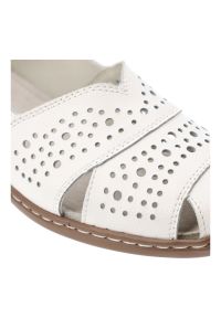 Półbuty damskie Vinceza, cholewka ze skóry naturalnej licowej z perforacją wsuwane na płaskiej podeszwie, białe, 66928. Zapięcie: bez zapięcia. Kolor: biały. Materiał: skóra. Szerokość cholewki: normalna. Obcas: na płaskiej podeszwie #6
