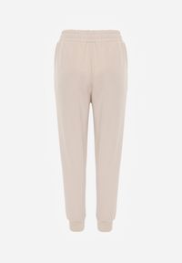 Born2be - Beżowe Spodnie Dresowe Joggery z Wysokim Stanem i Ściągaczami przy Kostkach Janlea. Okazja: do domu, na co dzień, na spacer. Stan: podwyższony. Kolor: beżowy. Materiał: dresówka. Długość: krótkie. Styl: sportowy, klasyczny, casual #2