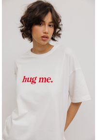 Marsala - T-shirt z NADRUKIEM w kolorze ECRU - EAZY - HUG ME -XS/S. Materiał: elastan, bawełna. Wzór: nadruk. Styl: klasyczny