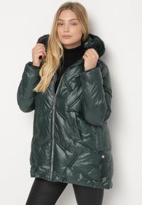 Born2be - Ciemnozielona Pikowana Kurtka z Kapturem z Odpinanym Futerkiem Sevea. Okazja: na spacer. Typ kołnierza: kaptur. Kolekcja: plus size. Kolor: zielony. Materiał: futro. Styl: klasyczny, sportowy #3