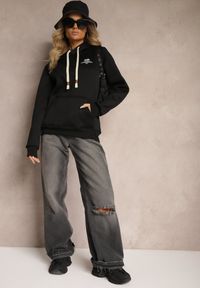 Renee - Czarna Bluza z Bawełną i Kapturem Ozdobiona Sznurkami Basaria. Okazja: na co dzień. Typ kołnierza: kaptur. Kolor: czarny. Materiał: bawełna. Wzór: aplikacja. Styl: casual