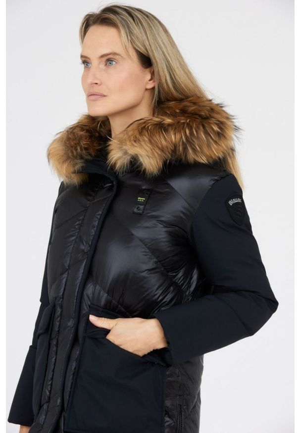 Blauer USA - BLAUER Czarna puchowa kurtka Gwendolyn z kapturem. Typ kołnierza: kaptur. Kolor: czarny. Materiał: puch
