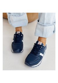Granatowe sneakersy damskie Cross Jeans niebieskie. Nosek buta: okrągły. Kolor: niebieski. Materiał: guma