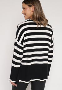 Born2be - Biało-Czarny Sweter o Kroju Oversize z Motywem Pasków Irtusa. Okazja: na co dzień. Kolor: biały. Materiał: jeans. Styl: casual #6