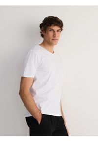 Reserved - T-shirt slim z dekoltem V - biały. Kolor: biały. Materiał: dzianina, bawełna #1
