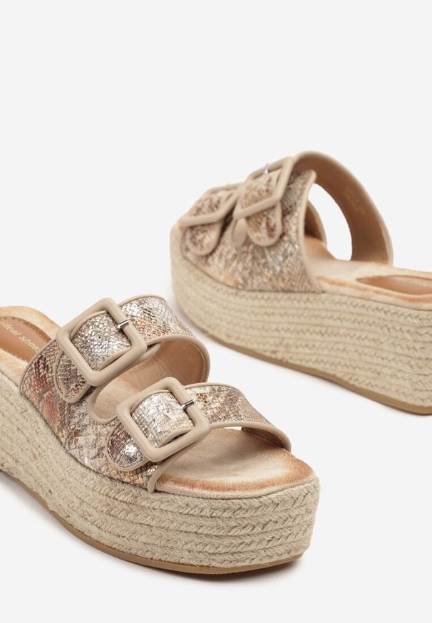 Born2be - Beżowe Wężowe Klapki na Koturnie i Platformie na Plecionej Platformie ze Sprzączkami Nanoretia. Kolor: beżowy. Obcas: na koturnie