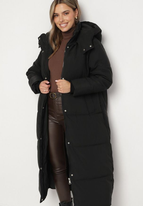 Born2be - Czarna Pikowana Kurtka o Długim Fasonie z Odpinanym Kapturem Daivera. Okazja: na spacer. Kolor: czarny. Długość: długie. Sezon: zima
