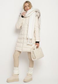 Born2be - Jasnobeżowa Kurtka Pikowana z Dwustronnym Suwakiem Kapturem z Futrem i Elastycznym Paskiem Moonrose. Okazja: na co dzień, na spacer. Kolor: beżowy. Materiał: futro. Styl: casual, elegancki #7