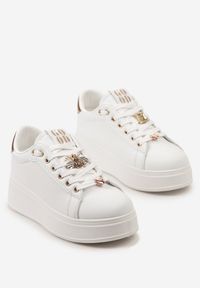 Renee - Biało-Szampańskie Sneakersy na Niskiej Platformie z Ozdobnymi Metalowymi Aplikacjami Auala. Kolor: biały. Wzór: aplikacja. Obcas: na platformie #3