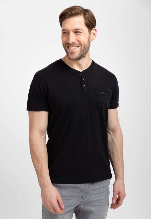 Volcano - Koszulka z rozpinanym dekoltem T-APY. Okazja: na co dzień. Typ kołnierza: polo, typu henley. Kolor: czarny. Materiał: włókno, bawełna, materiał. Długość rękawa: krótki rękaw. Długość: krótkie. Styl: casual, klasyczny