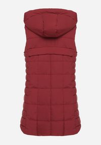 Born2be - Bordowa Pikowana Kamizelka z Odpinanym Kapturem i Kieszeniami na Suwak Anoria. Okazja: na co dzień. Kolor: czerwony. Materiał: jeans. Wzór: aplikacja. Styl: casual, klasyczny #5