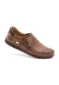 Polbut Buty męskie na lato J51 brązowe. Okazja: na spacer. Zapięcie: bez zapięcia. Kolor: brązowy. Materiał: skóra, guma. Wzór: ażurowy. Sezon: lato. Styl: klasyczny #10
