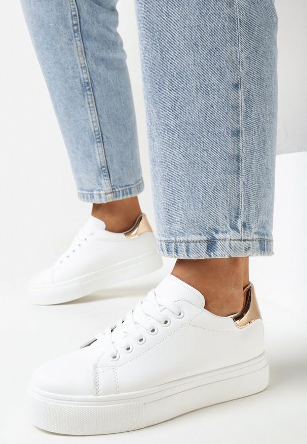 Born2be - Biało-Złote Sneakersy na Płaskiej Podeszwie z Okrągłym Noskiem Azethia. Okazja: na co dzień. Nosek buta: okrągły. Kolor: biały. Obcas: na płaskiej podeszwie