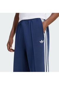 Adidas - adidas Spodnie dresowe adicolor Spacer Track KD4087 Granatowy Baggy Fit. Kolor: niebieski. Materiał: syntetyk. Sport: turystyka piesza #4