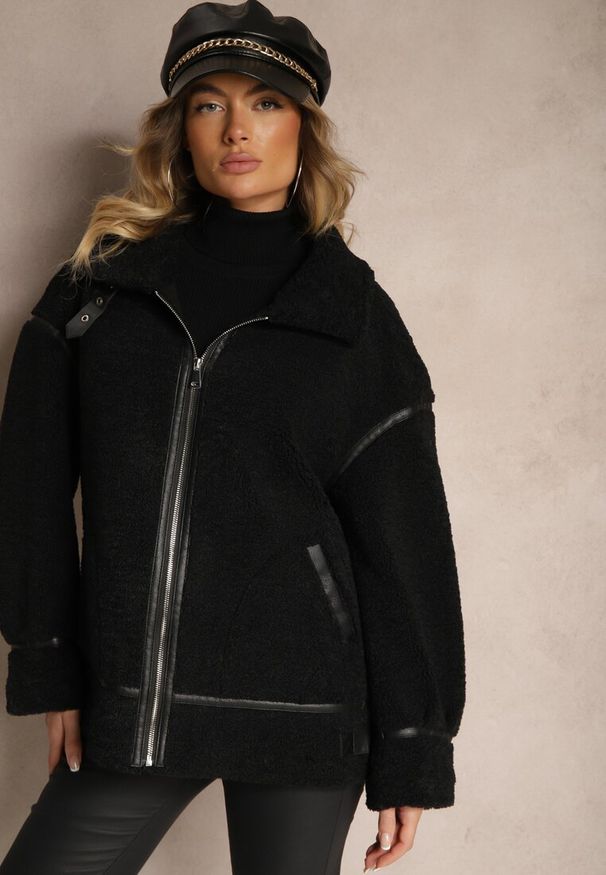 Renee - Czarna Futerkowa Kurtka o Kroju Oversize z Wysokim Kołnierzem z Paskiem z Klamerką Toriara. Okazja: na spacer, na co dzień. Kolor: czarny. Długość: długie. Styl: wizytowy, casual, elegancki