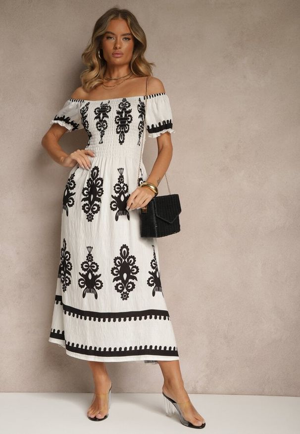 Renee - Biała Sukienka Hiszpanka Ozdobiona Etnicznym Printem Aralette. Okazja: na co dzień. Typ kołnierza: dekolt hiszpanka. Kolor: biały. Wzór: nadruk, aplikacja. Typ sukienki: rozkloszowane. Styl: elegancki, casual