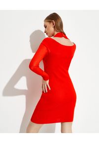 HERVE LEGER - Czerwona sukienka mini. Kolor: czerwony. Materiał: tkanina. Długość rękawa: długi rękaw. Typ sukienki: dopasowane, z odkrytymi ramionami. Długość: mini #3