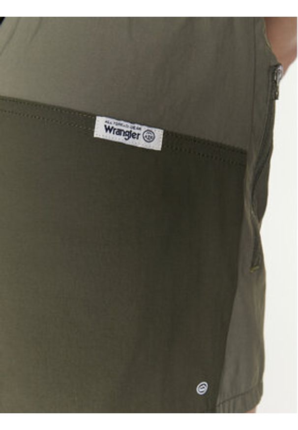 Wrangler Szorty materiałowe WB2F56066 112333430 Zielony Regular Fit. Kolor: zielony. Materiał: syntetyk