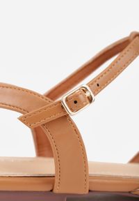 Born2be - Brązowe Sandały VICES z Geometrycznymi Paskami Abadia. Okazja: na co dzień. Zapięcie: pasek. Kolor: brązowy. Wzór: geometria. Styl: casual, elegancki, klasyczny #3