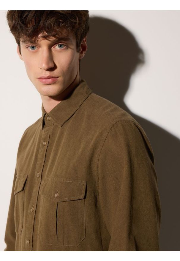 Reserved - Koszula regular z lnem - ciemnozielony. Kolor: zielony. Materiał: len