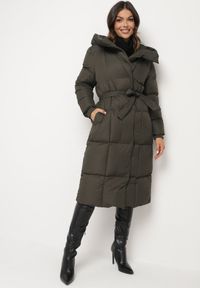 Born2be - Ciemnozielona Długa Kurtka Pikowana z Kapturem i Wysokim Kołnierzem Wiązana w Talii Zevrira. Okazja: na co dzień. Typ kołnierza: kaptur. Kolor: zielony. Materiał: jeans, materiał. Długość: długie. Styl: klasyczny, casual, elegancki, sportowy #1