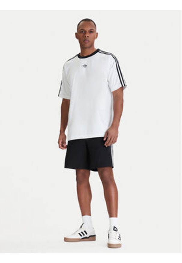 Adidas - adidas T-Shirt adicolor Jacquard KD5829 Biały Loose Fit. Kolor: biały. Materiał: syntetyk